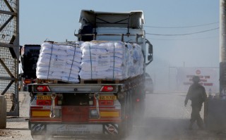 外媒：联合国机构称，加沙地带近100辆食物援助卡车接到以方指示出发后，途中遭暴力抢劫