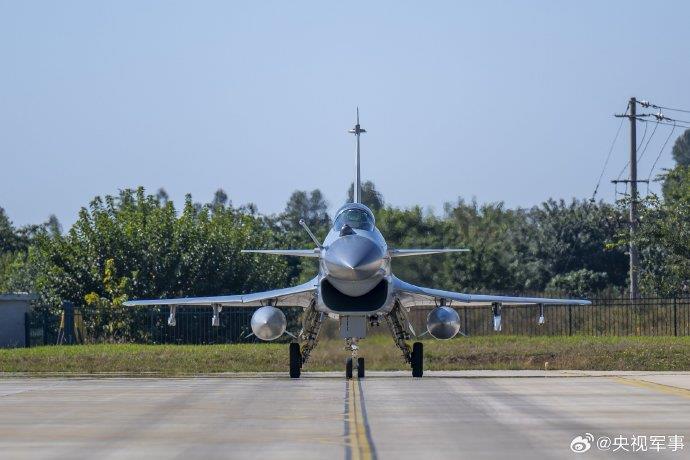 直击！南部战区空军航空兵“空战”演练现场-第5张图片-特色小吃做法