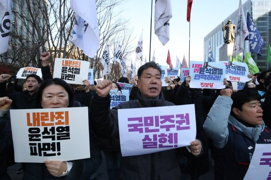 韩国戒严追踪：在野党提交弹劾尹锡悦的动议 内阁据报集体提出辞职-第1张图片-特色小吃做法